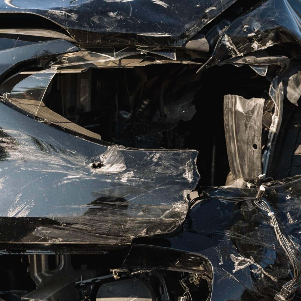 autounfall-oder-unfall-vorderer-kotflugel-und-leichte-schaden-und-kratzer-der-stossstange-defektes-fahrzeugdetail-oder-nahaufnahme-scaled