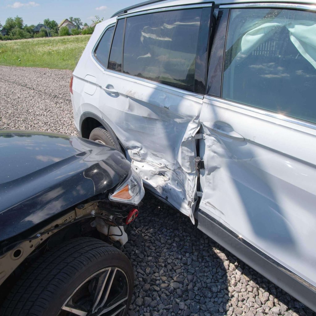 bei-schweren-autounfallen-beschadigte-fahrzeuge-nach-kollision-auf-der-unfallstelle-auf-der-strasse-verkehrssicherheits-und-versicherungskonzept-scaled